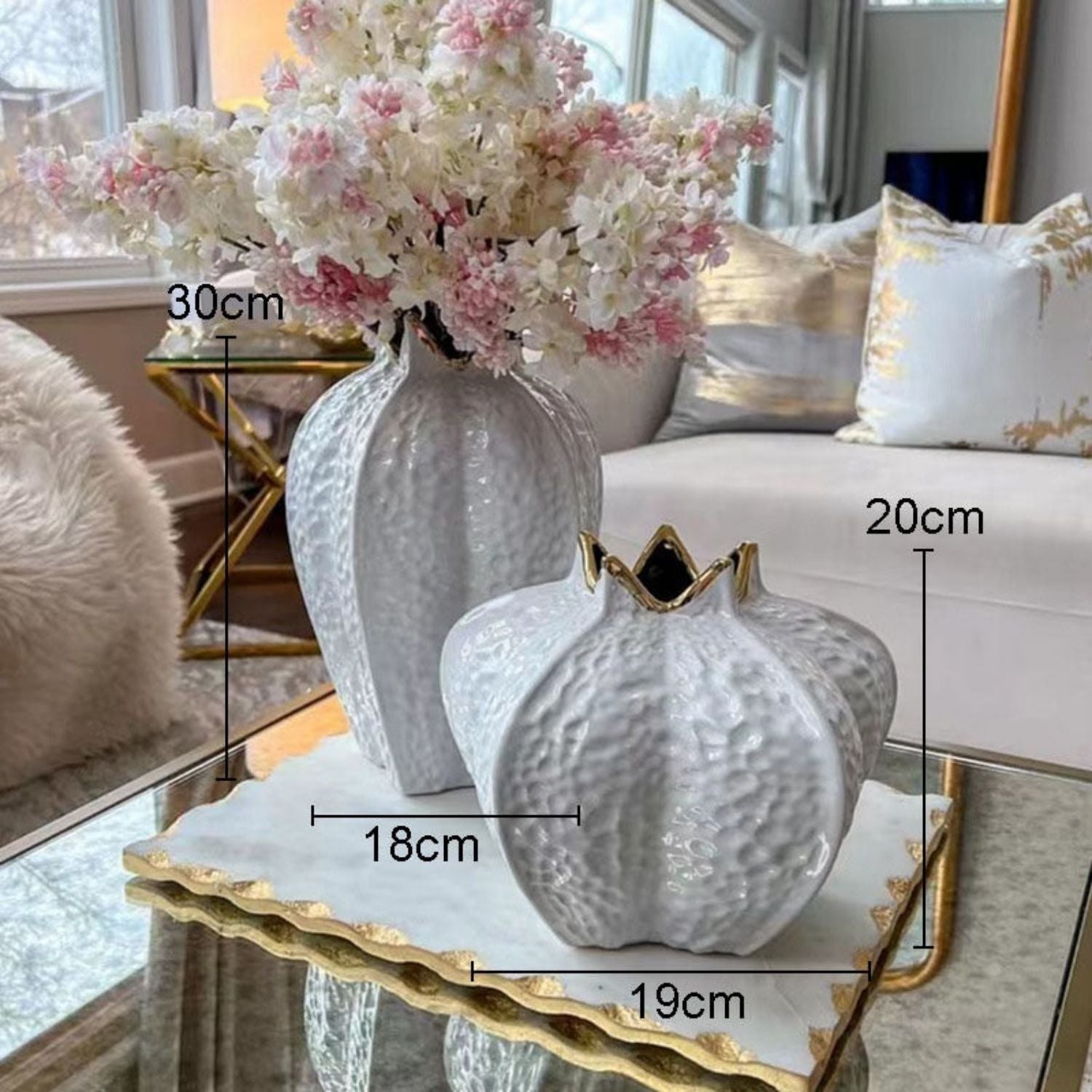 Two decorative white textured ceramic vases displayed on a tray in a living room setting, with dimension lines and labels showing measurements of 30cm, 18cm, 19cm, 20cm, and 22cm.