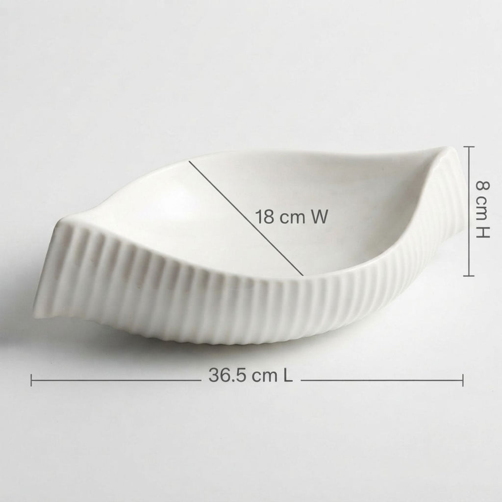 A white ceramic leaf-shaped dish with ribbed sides, shown on a light gray background with overlaid dimension lines and text indicating 18 cm width, 8 cm height, and 36.5 cm length.